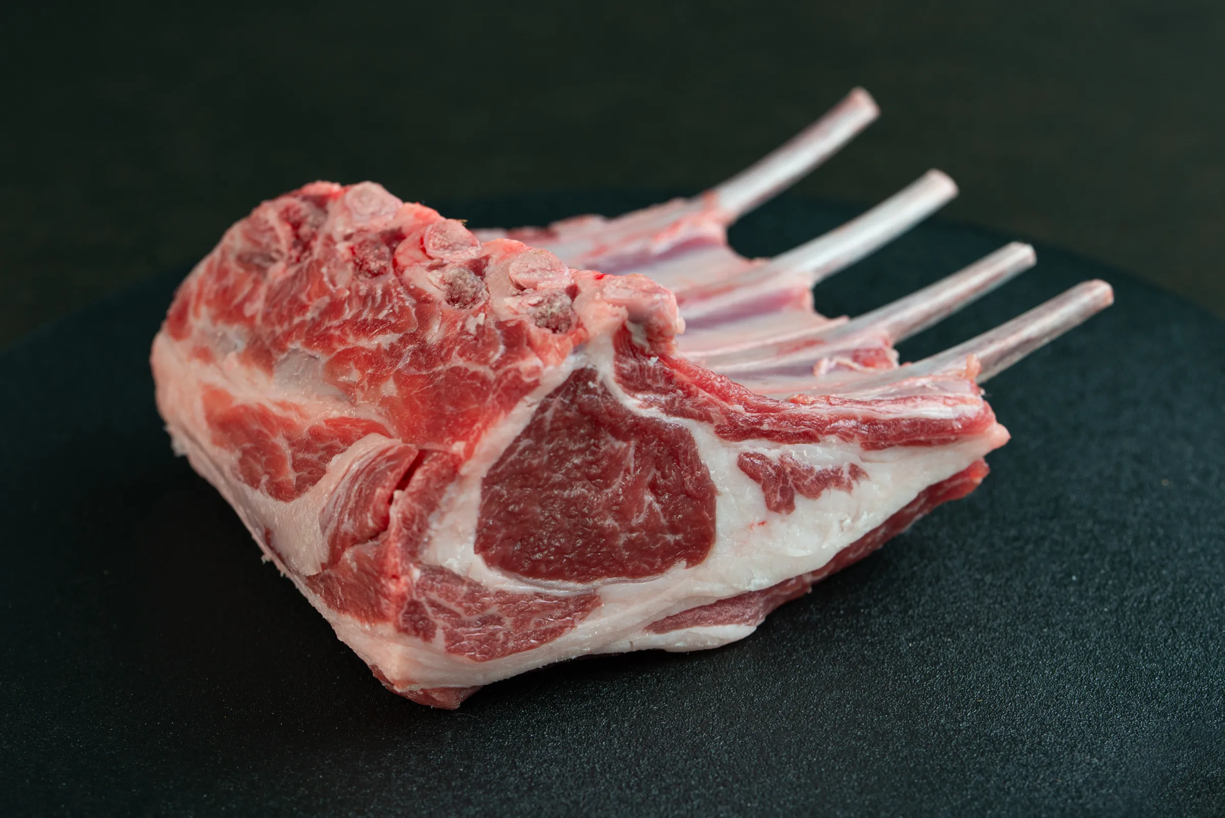 生ラムフレンチラック4rib/背脂トリミング4本分/390g以上　7月29日(水)入荷予定