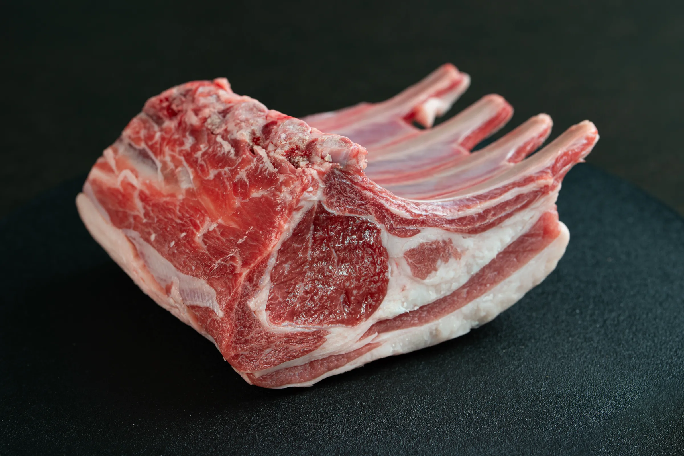 生ラムフレンチラック4rib/背脂付4本分/480g以上　7月29日(水)入荷予定