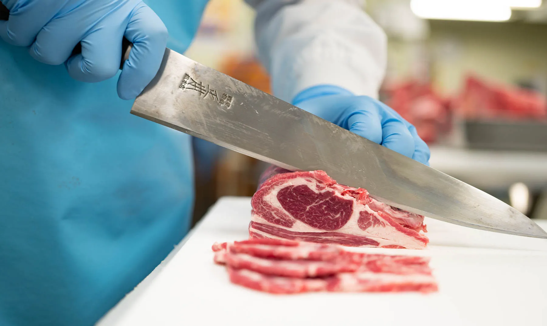 職人による羊肉のカット