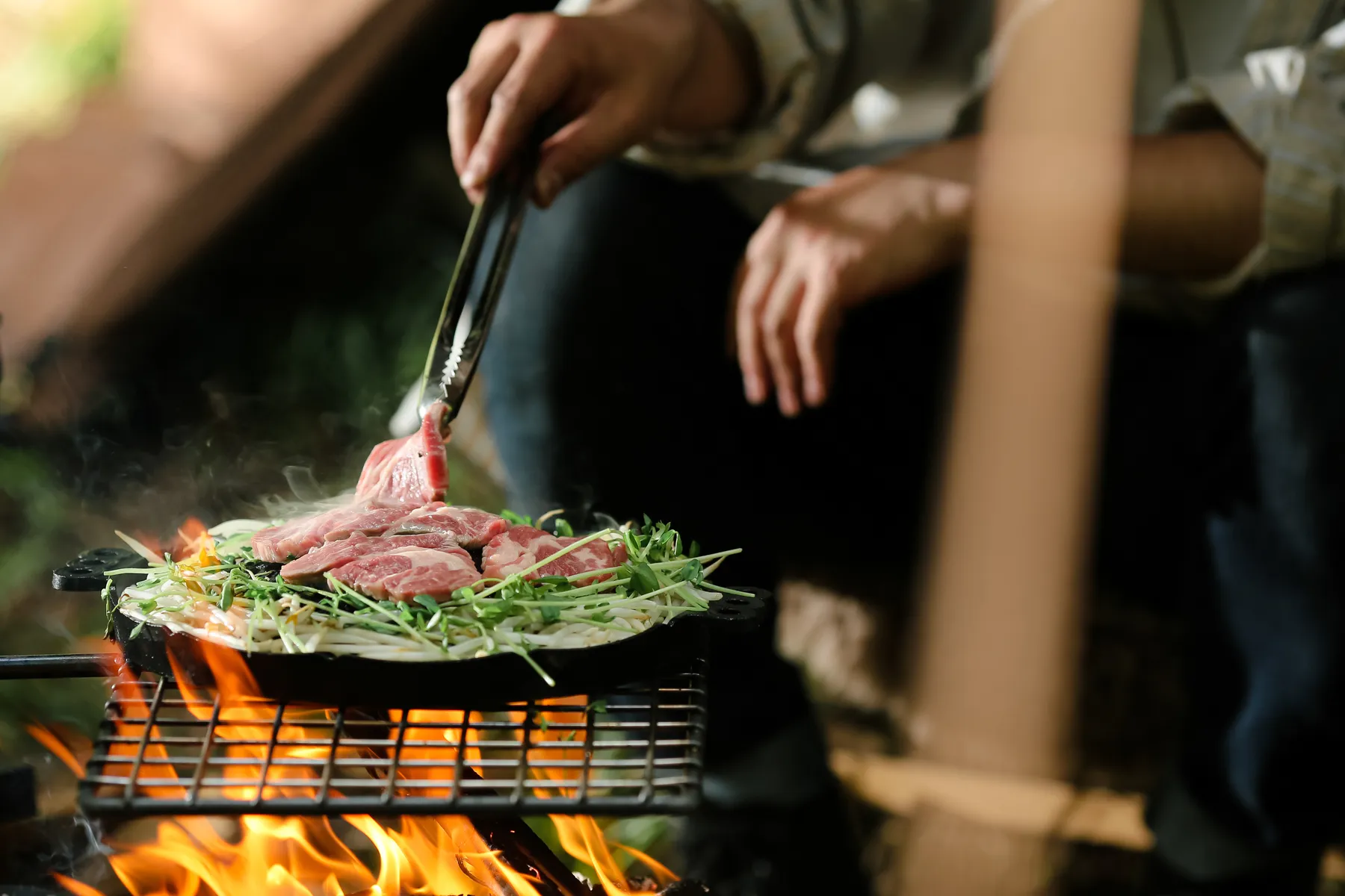 薪火で香ばしく焼き上げる、<br>生ラム肩ロースジンギスカン。