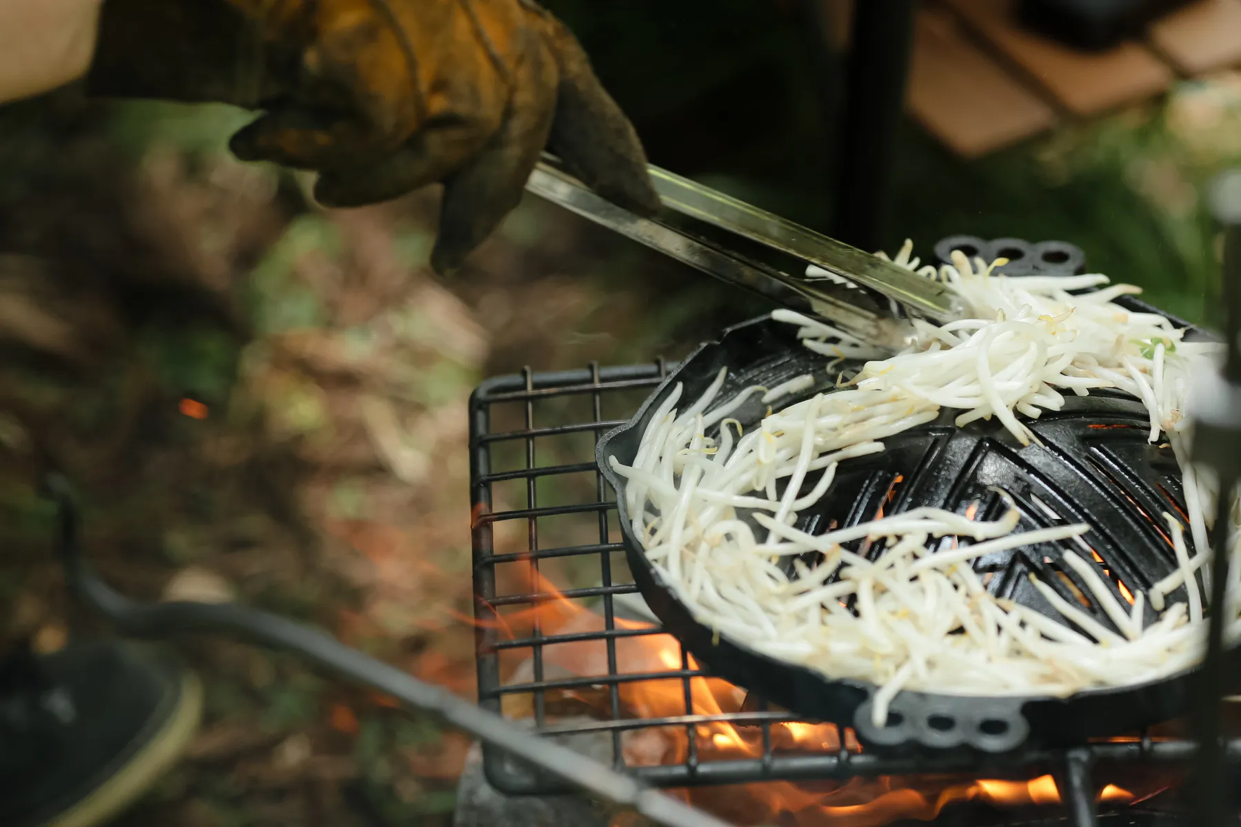 薪火で香ばしく焼き上げる、<br>生ラム肩ロースジンギスカン。