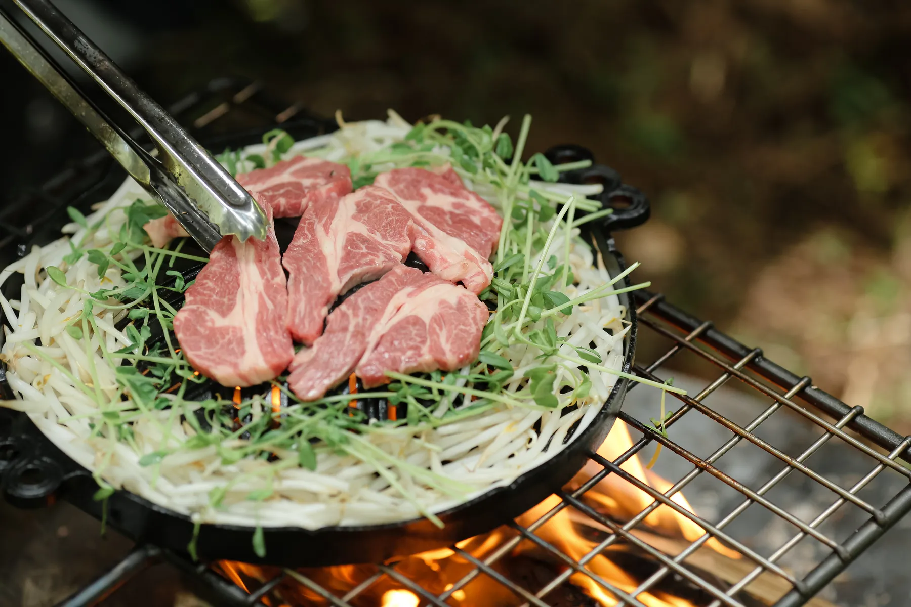薪火で香ばしく焼き上げる、<br>生ラム肩ロースジンギスカン。